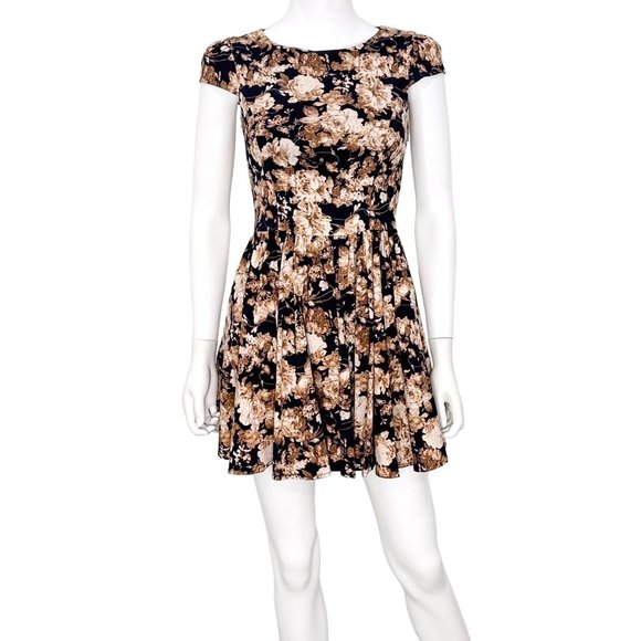 Gracia Cap Sleeve Fit & Flare Skater Floral Print Mini Short Dress Women's Sz S - Picture 2 of 13